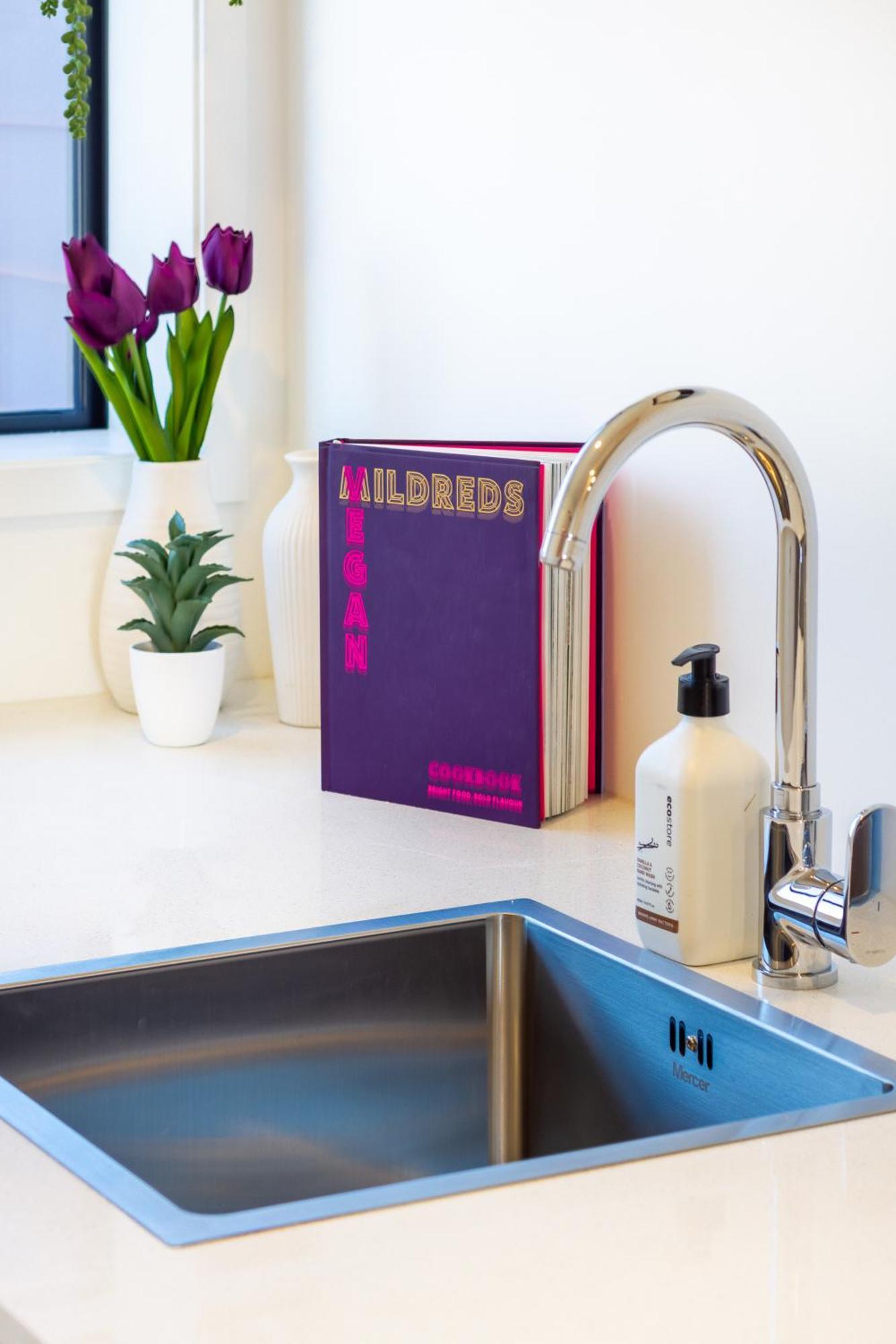 Central City Charm: Pet-Friendly Studio Christchurch Eksteriør billede